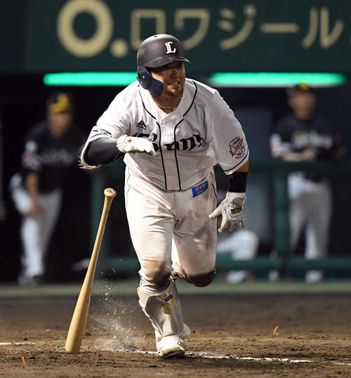 西武対ソフトバンク　5回裏西武無死、右前に二塁打を放つ森（撮影・たえ見朱実）