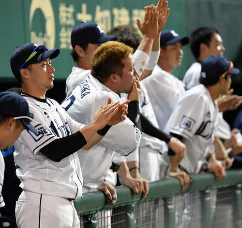 西武対ソフトバンク　4回裏西武無死一、二塁、適時打を放った栗山巧に指笛を鳴らす山川（撮影・たえ見朱実）