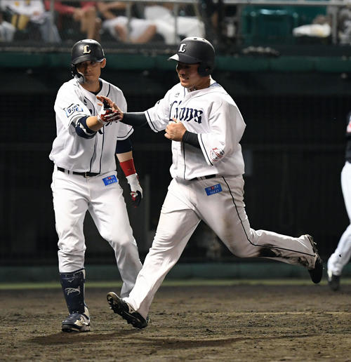 西武対ソフトバンク　8回裏西武2死一、二塁、中村剛也の右前適時打で生還した山川（撮影・たえ見朱実）