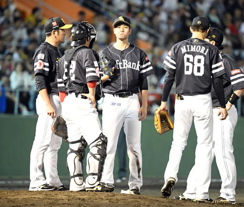 西武対ソフトバンク　4回裏、西武に勝ち越され悔しそうな表情を見せるソフトバンクの先発大竹（撮影・たえ見朱実）