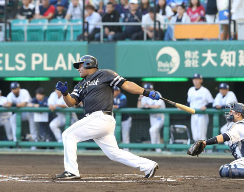 西武対ソフトバンク　1回表ソフトバンク2死一塁、デスパイネは中前安打を放つ（撮影・梅根麻紀）
