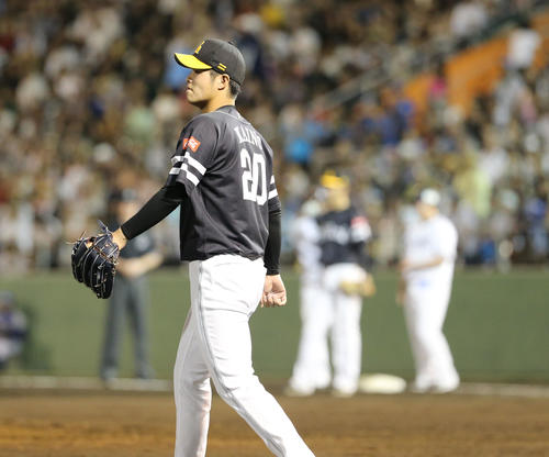 西武対ソフトバンク　8回裏西武1死一塁、山川に左前安打を浴びた甲斐野（撮影・梅根麻紀）