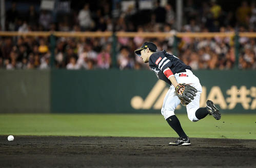西武対ソフトバンク　4回裏西武2死二、三塁、秋山翔吾の打球をファンブルするする明石（撮影・たえ見朱実）
