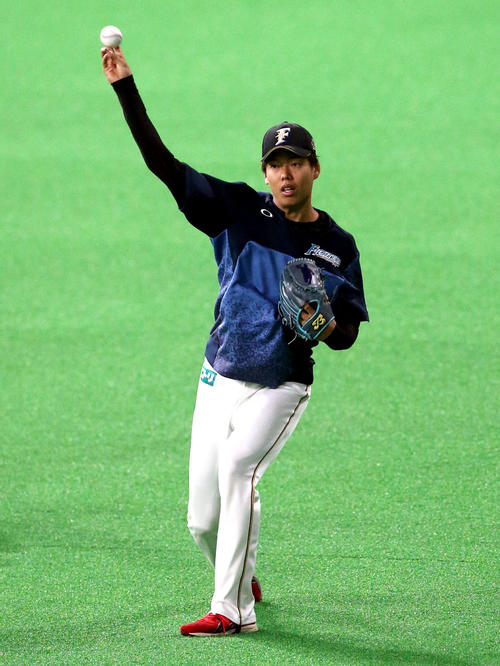 日本ハム対楽天　試合前、キャッチボールをする日本ハム杉浦（撮影・佐藤翔太）