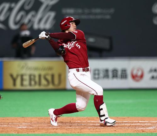 日本ハム対楽天　5回表楽天無死、右越え本塁打を放つ茂木（撮影・黒川智章）