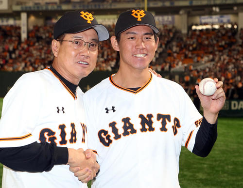 巨人対DeNA ウイニングボールを手に4年目でプロ初勝利を果たした桜井(右)は、原監督から祝福され笑顔を見せる(撮影・狩俣裕三)