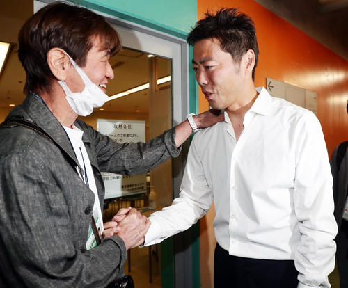 巨人対DeNA 試合前、東京ドームを訪れた巨人上原は、バッタリと顔を合わせた大島康徳氏と握手(撮影・浅見桂子)