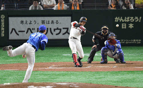 巨人対DeNA 8回裏巨人無死、左越えソロ本塁打を放つ田中俊。投手砂田(撮影・鈴木みどり)