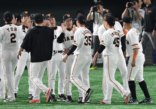 巨人対DeNA　プロ初勝利の桜井（中央右）を迎える巨人原監督（同左）（撮影・鈴木みどり）