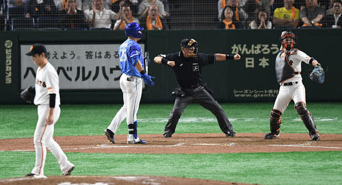 巨人対DeNA 9回表巨人無死、見逃し三振に倒れる筒香。投手中川(撮影・鈴木みどり)
