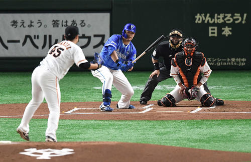 巨人対DeNA 1回表DeNA2死一塁、空振り三振に倒れる筒香。投手今村(撮影・鈴木みどり)