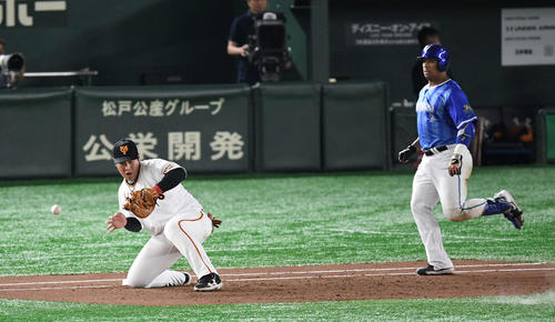 巨人対DeNA 4回表DeNA無死、遊撃手坂本勇の一塁悪送球で二進するロペス。一塁手岡本(撮影・鈴木みどり)