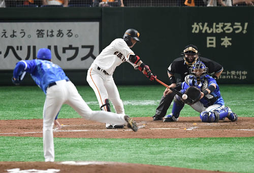 巨人対DeNA 4回裏巨人無死一塁、右適時三塁打を放つ亀井。投手大貫(撮影・鈴木みどり)