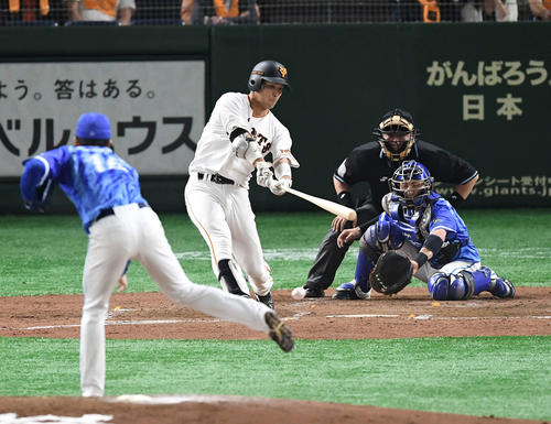 巨人対DeNA 4回裏巨人1死三塁、右前適時打を放つ大城。投手大貫(撮影・鈴木みどり)