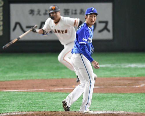 巨人対DeNA 4回裏巨人1死二、三塁、今村に中前適時打を浴びる大貫(撮影・鈴木みどり)
