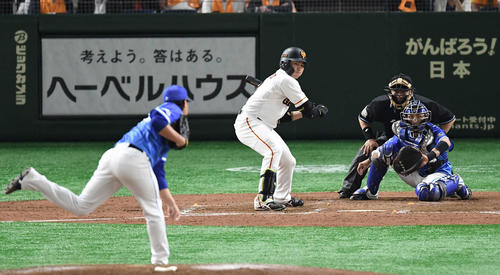 巨人対DeNA 4回裏巨人1死満塁、押し出し四球を選ぶ丸。投手石田(撮影・鈴木みどり)
