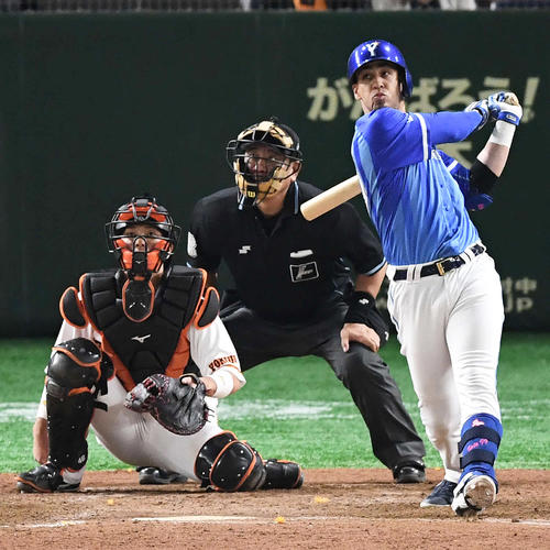 5回表DeNA無死二、三塁、右越え3点本塁打を放つソト(撮影・鈴木みどり)