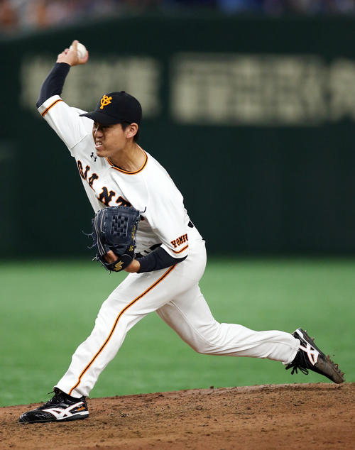 巨人対DeNA　5回表途中から登板する桜井（撮影・狩俣裕三）