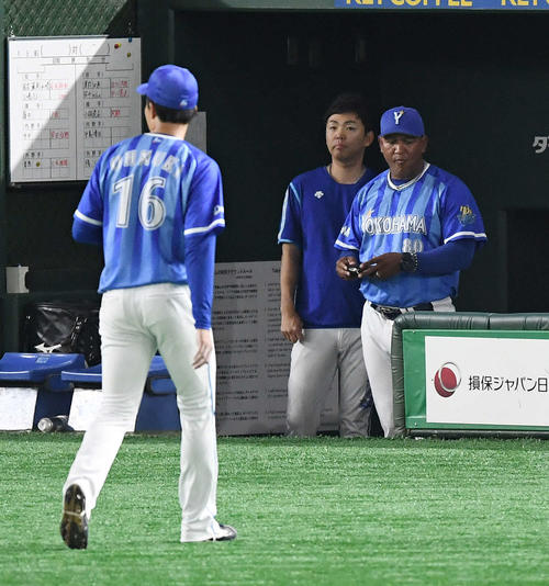 巨人対DeNA　4回裏巨人1死一、二塁、坂本勇に左前打を浴びた後、降板する大貫（左）と浮かない表情のラミレス監督（右）（撮影・鈴木みどり）