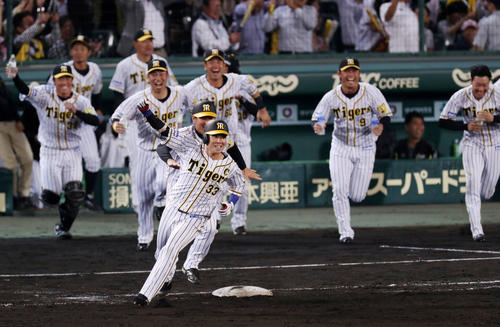 阪神対ヤクルト　9回裏阪神1死満塁、右中間へサヨナラ打を放ちガッツポーズする糸原（撮影・前田充）