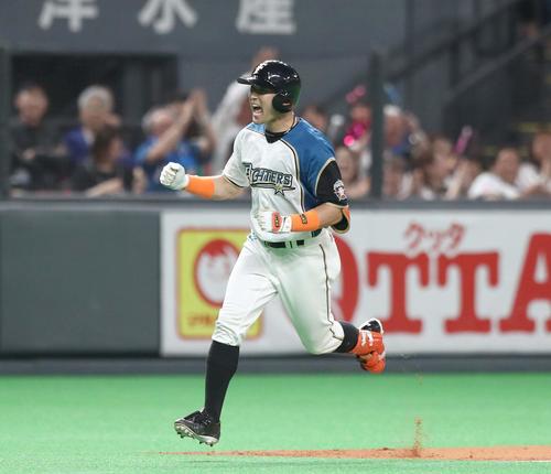 日本ハム対楽天　5回裏日本ハム1死、左越え本塁打を放ち叫ぶ杉谷（撮影・黒川智章）