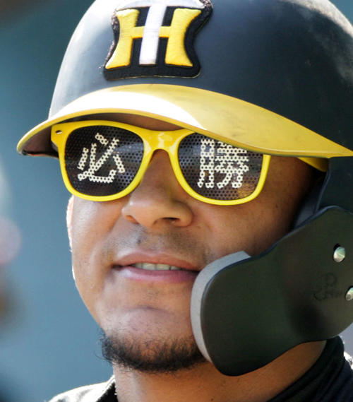 阪神対ヤクルト　試合前、マルテは「必勝」メガネを着けて練習する（撮影・上山淳一）