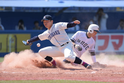 7回表中大1死三塁、打者藤井の時、渡邉（左）は暴投で走者古賀に10点目の生還を許す（撮影・加藤諒）