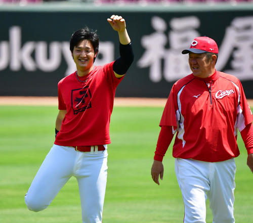 練習で佐々岡投手コーチ（右）と話す床田（撮影・清水貴仁）