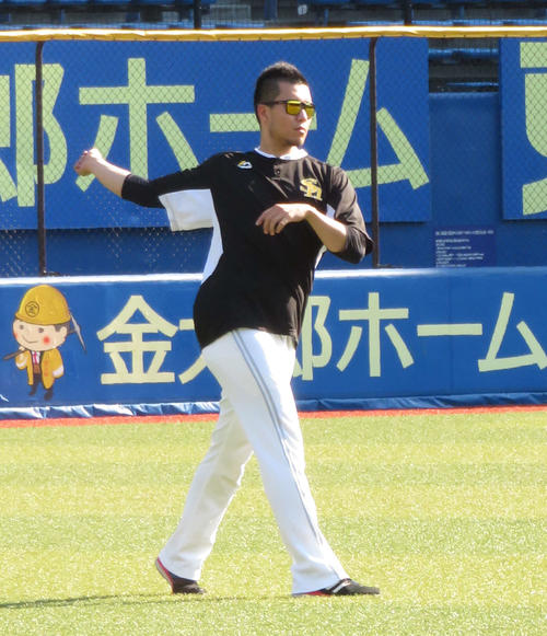 ZOZOマリンスタジアムで投手練習に参加し、調整するソフトバンク千賀