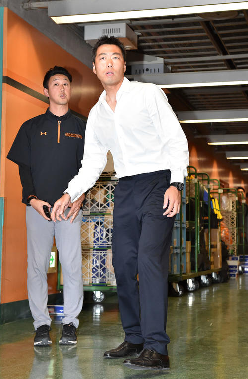 巨人対DeNA　あいさつのため東京ドームに訪れた上原氏（右）（撮影・鈴木みどり）
