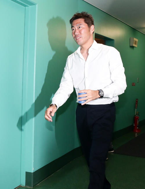 巨人対DeNA　試合前、東京ドームを訪れた巨人上原はコーヒーを手にリラックスした表情（撮影・浅見桂子）
