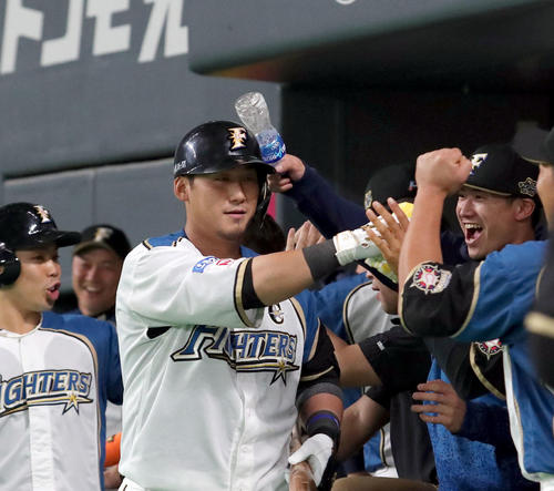 日本ハム対楽天　3回裏日本ハム2死一塁、勝ち越しとなる左越え2点本塁打を放ち西川にペットボトルで頭を叩かれる中田（撮影・佐藤翔太）