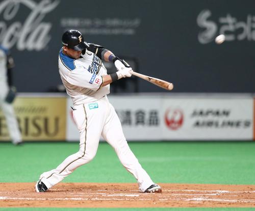 日本ハム対楽天　3回裏日本ハム2死一塁、左越え2点本塁打を放つ中田（撮影・黒川智章）