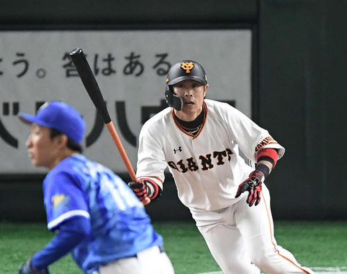 巨人対DeNA　4回裏DeNA無死一塁、右適時三塁打を放つ亀井。投手大貫（撮影・鈴木みどり）