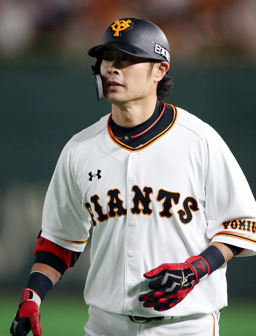 巨人対DeNA　2回裏巨人無死、三ゴロに打ち取られる亀井（撮影・狩俣裕三）