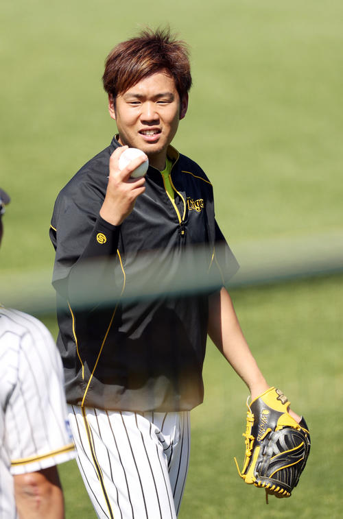 キャッチボールで調整する阪神西（撮影・前田充）
