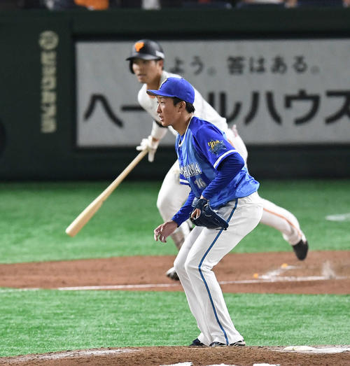 巨人対DeNA　4回裏巨人1死三塁、大城に右前適時打を浴びる大貫（撮影・鈴木みどり）