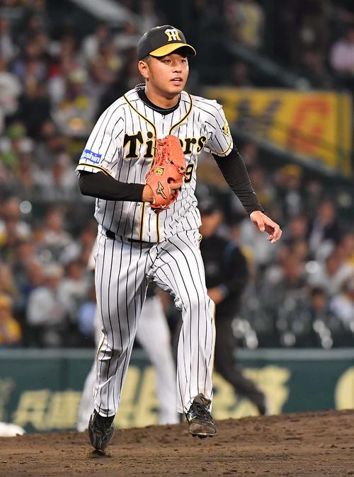 阪神対ヤクルト　6回表ヤクルト1死一、三塁、雄平の一ゴロでマウンドを駈けおりる高橋遥人（撮影・上田博志）
