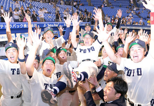 亜大対東洋大　延長11回、サヨナラ勝ちで亜大を破って完全優勝を決め、胴上げされる東洋大の杉本泰彦監督（中央）（撮影・加藤諒）