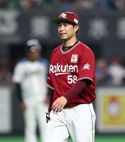 日本ハム対楽天　5回裏に2失点し渋い表情でベンチに戻る辛島（撮影・黒川智章）