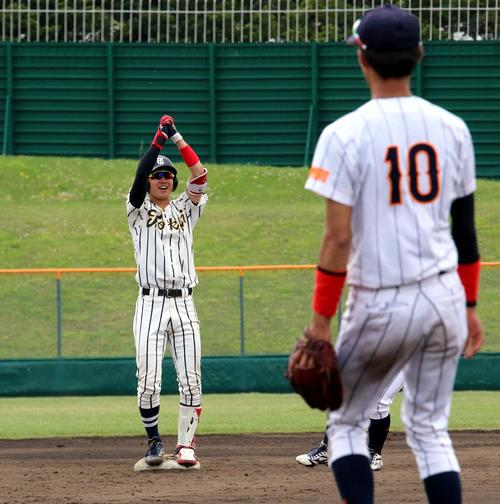 東海大北海道対札幌大谷大　7回に左越え二塁打を放ち塁上で喜ぶ東海大北海道の浦田（撮影・永野高輔）