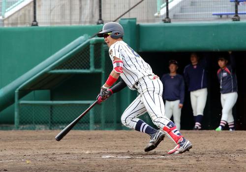 東海大北海道対札幌大谷大　8回1死二、三塁で左前適時打を放つ東海大北海道の浦田（撮影・永野高輔）