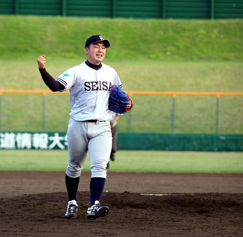 星槎道都大対北翔大　最後の打者を三振に斬り、右手を挙げる星槎道都大の小野寺（撮影・永野高輔）