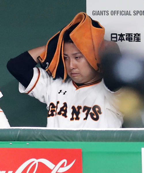 巨人対DeNA　5回表DeNA1死、降板して悔しそうに汗をぬぐう今村（撮影・浅見桂子）