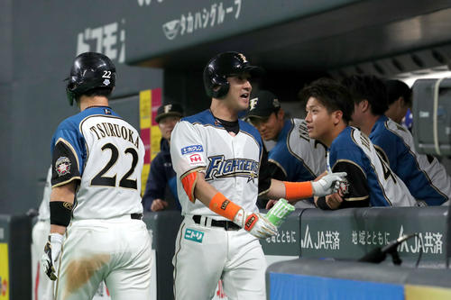 日本ハム対楽天　6回裏日本ハム2死二塁、右越え2点本塁打を放ちサイレントトリートメントの祝福を受ける杉谷（撮影・佐藤翔太）