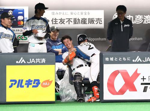 日本ハム対楽天　5回裏日本ハム1死、左越え本塁打を放った杉谷は最後は自分で抱きつきに行く（撮影・黒川智章）