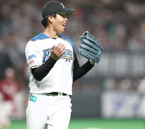 日本ハム対楽天　4回表楽天1死一、二塁、辰己を併殺に仕留めてグラブをたたく杉浦（撮影・黒川智章）