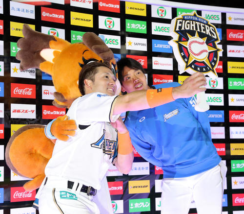 試合終了後、自撮りをする日本ハム杉谷と杉浦（右奥）（撮影・佐藤翔太）