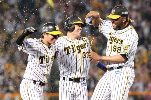 阪神対ヤクルト　9回裏阪神1死満塁、糸原（中央）はサヨナラ打を放ちウオーターシャワーで祝福される（撮影・上山淳一）