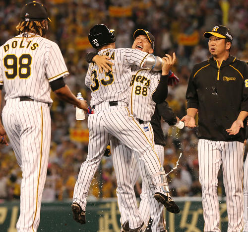 阪神対ヤクルト　9回裏阪神1死満塁、糸原（左から2人目）はサヨナラ適時打を放ち矢野監督に抱きついて喜ぶ（撮影・上山淳一）